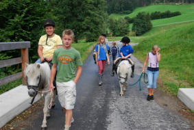Kinder beim Ponyreiten auf Hof Rossruck